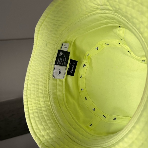 TNA Aritzia Soft pastel neon green/yellow bucket hat - Picture 1 of 2